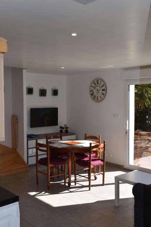 Lumineux Deux Pieces En Rez De Jardin Hyères